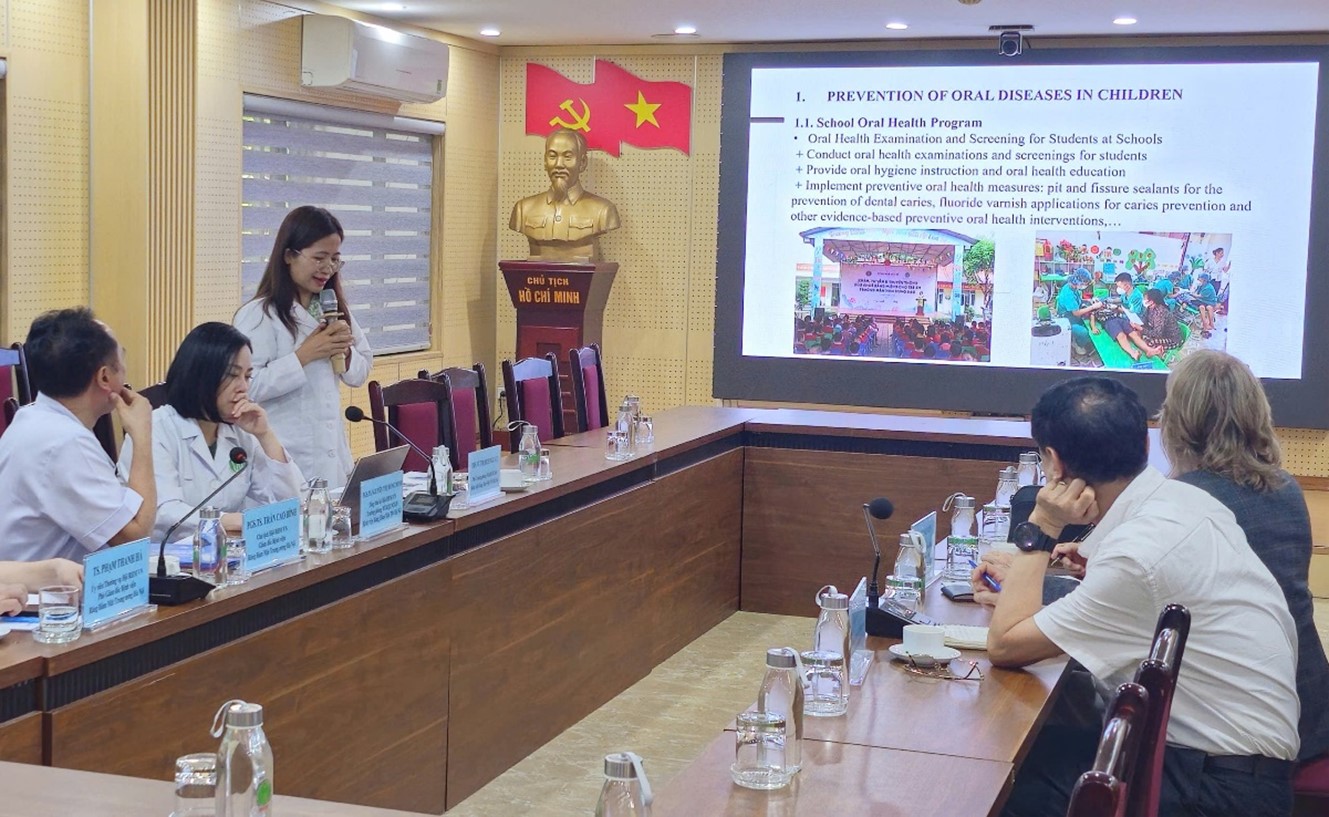 ThS. Vũ Thị Bích Nguyệt, Phó phòng Đào tạo và Quản lý Nghiên cứu khoa học đã trình bày báo cáo về các hoạt động chăm sóc sức khỏe răng miệng cộng đồng